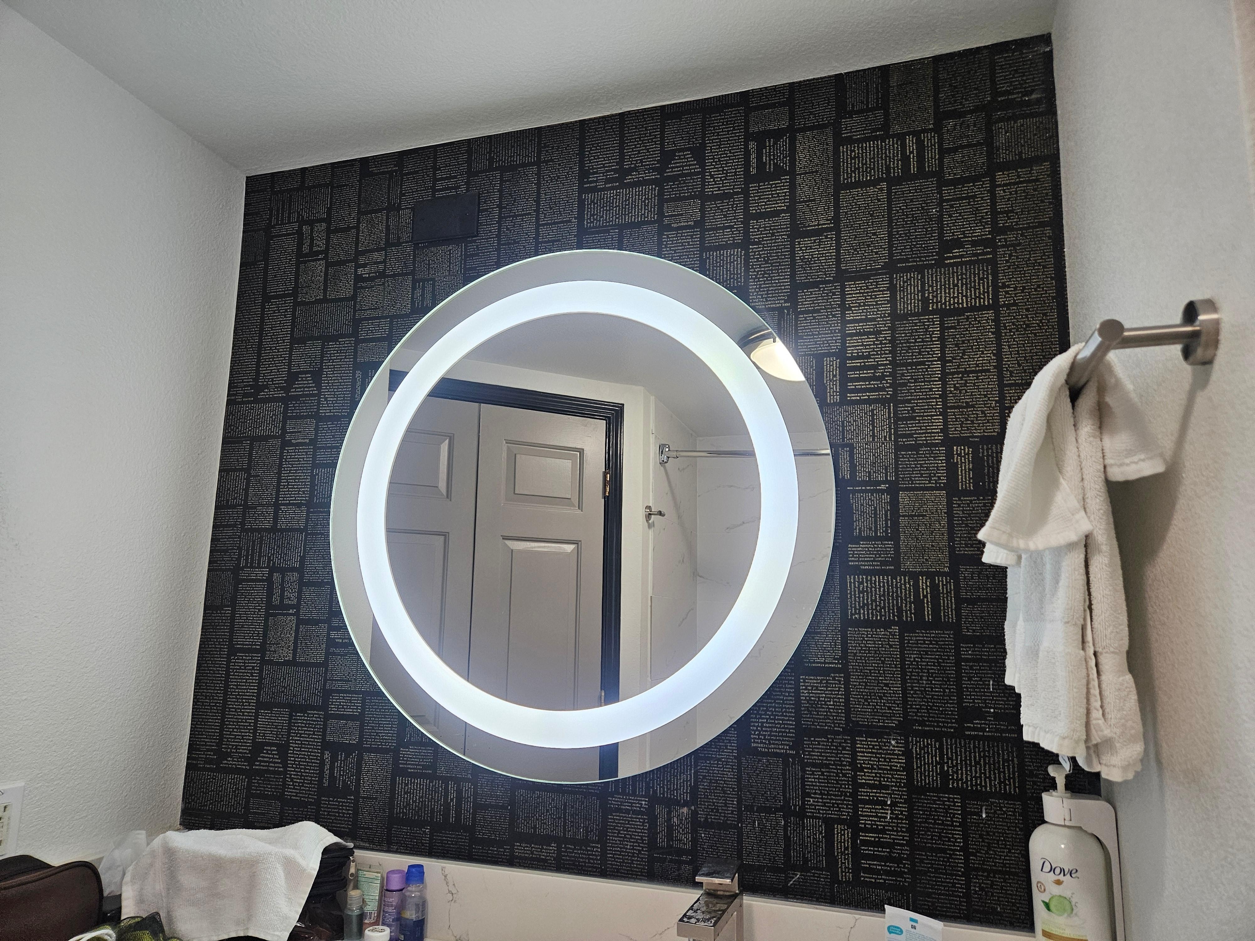 Baño con espejo grande 