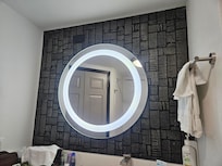 Baño con espejo grande