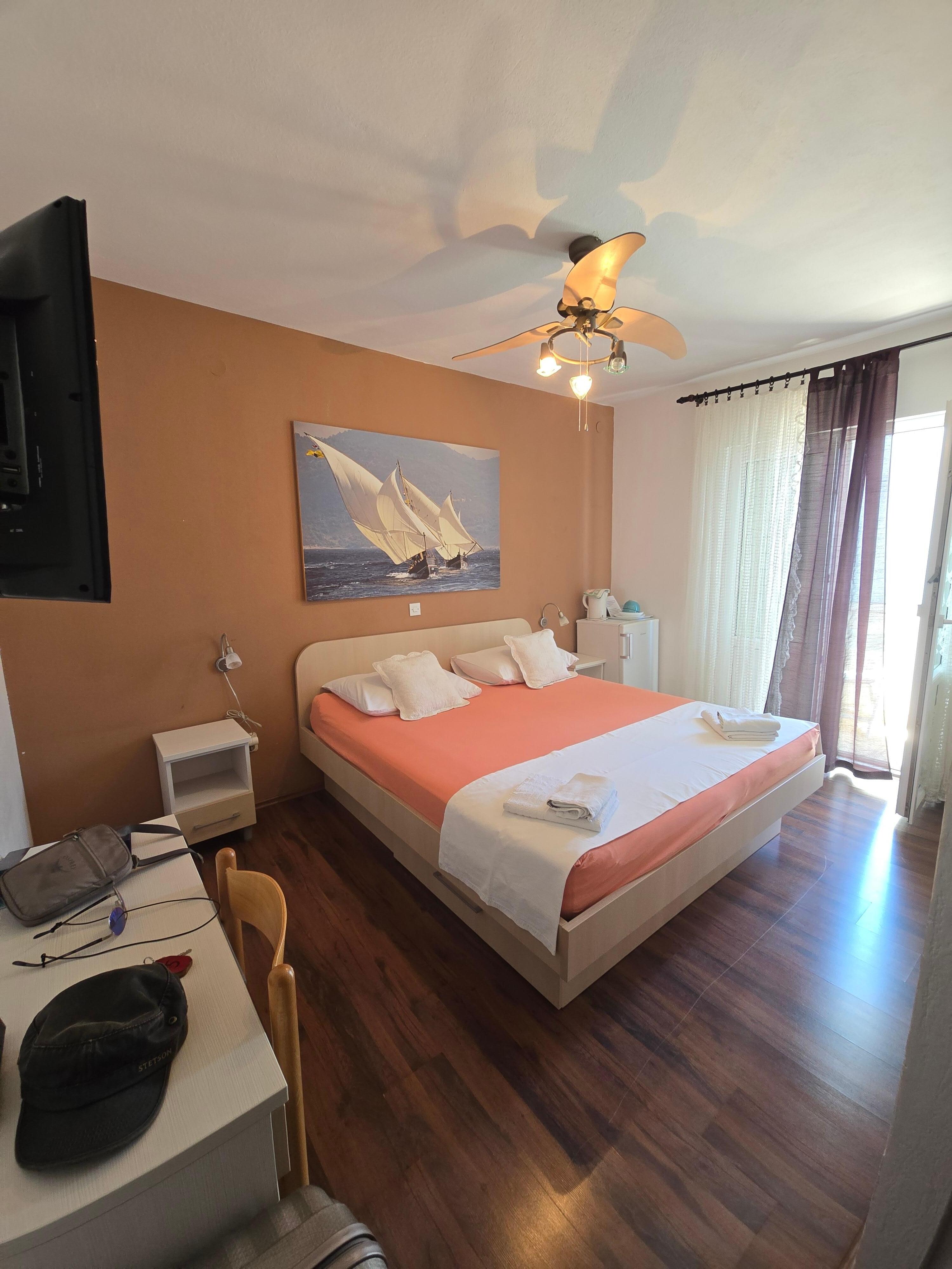 Rommet. God seng. Bra størrelse, klesskap og aircondition.