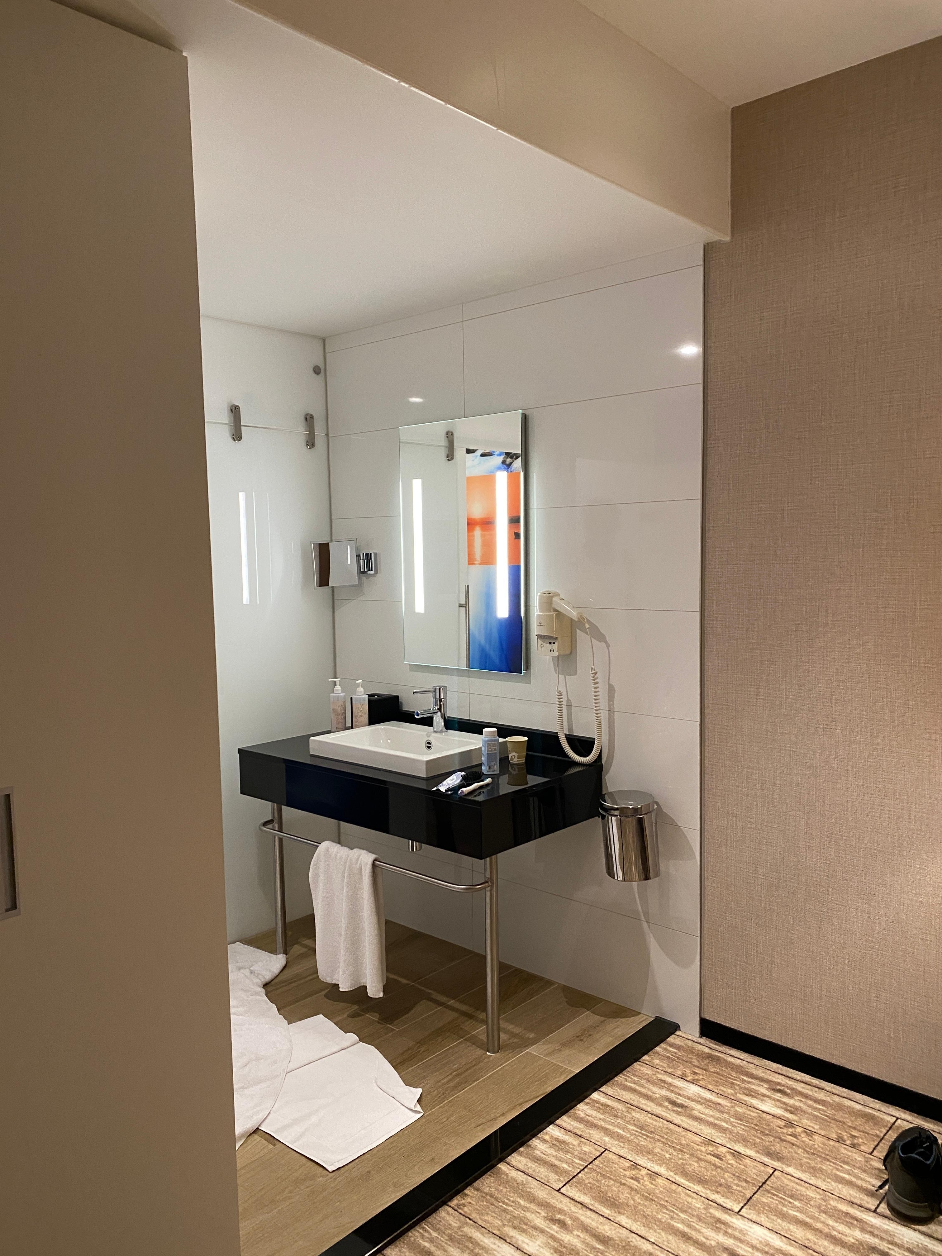 bathroom with no door - excellent!