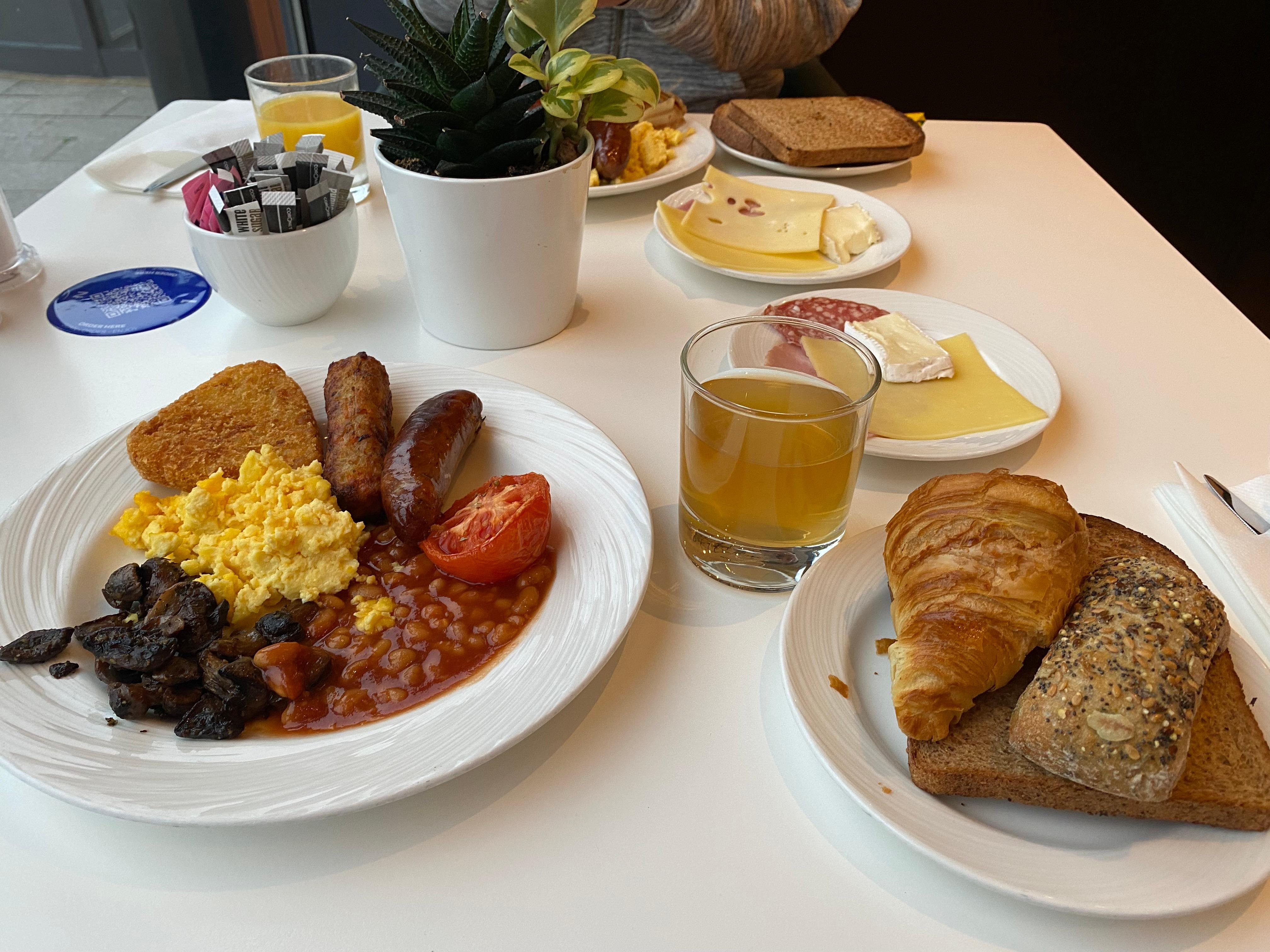 朝食は£15で手頃で美味しかったです。特にソーセージが美味しかったです。、