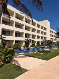 Swim up balcony room was amazing. Sun in the morning, shaded in the afternoon but incredible to wake up and sit outside in the water drinking your coffee.