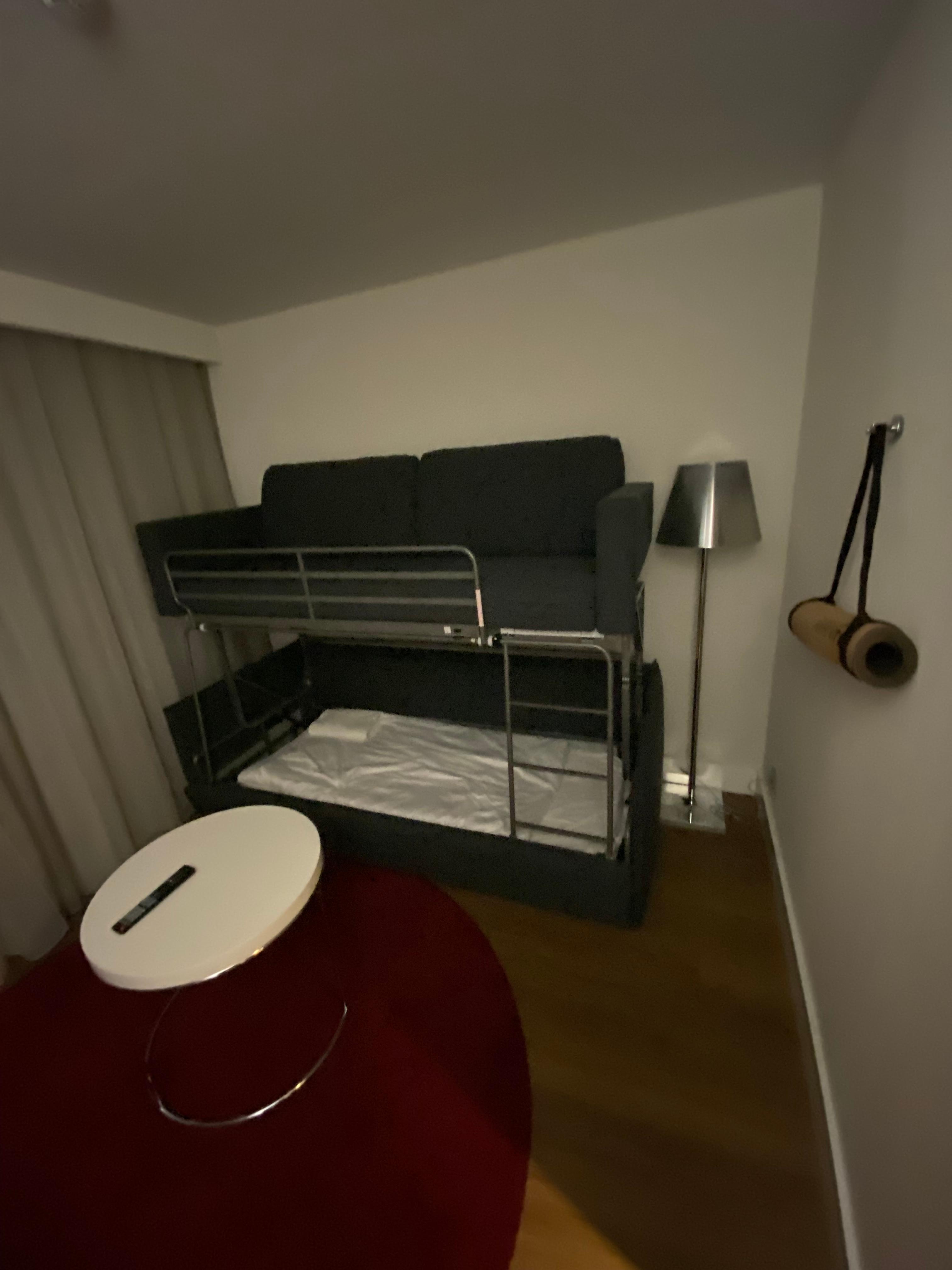 Zweites Zimmer mit Couch, aber war als Doppelstockbett umgebaut. Also nicht für uns nutzbar