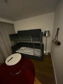 Zweites Zimmer mit Couch, aber war als Doppelstockbett umgebaut. Also nicht fĂŒr uns nutzbar