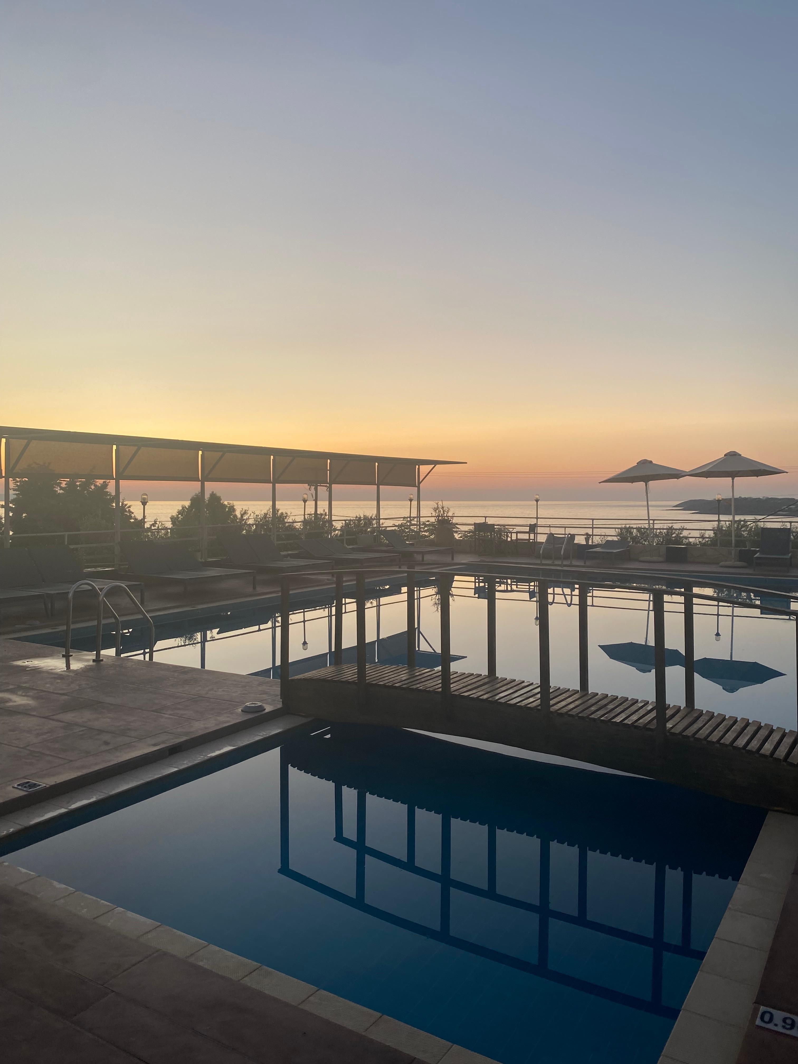 Poolen om aften med solnedgang