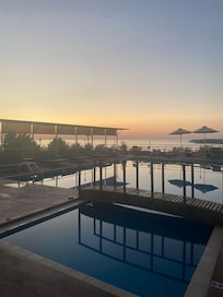 Poolen om aften med solnedgang