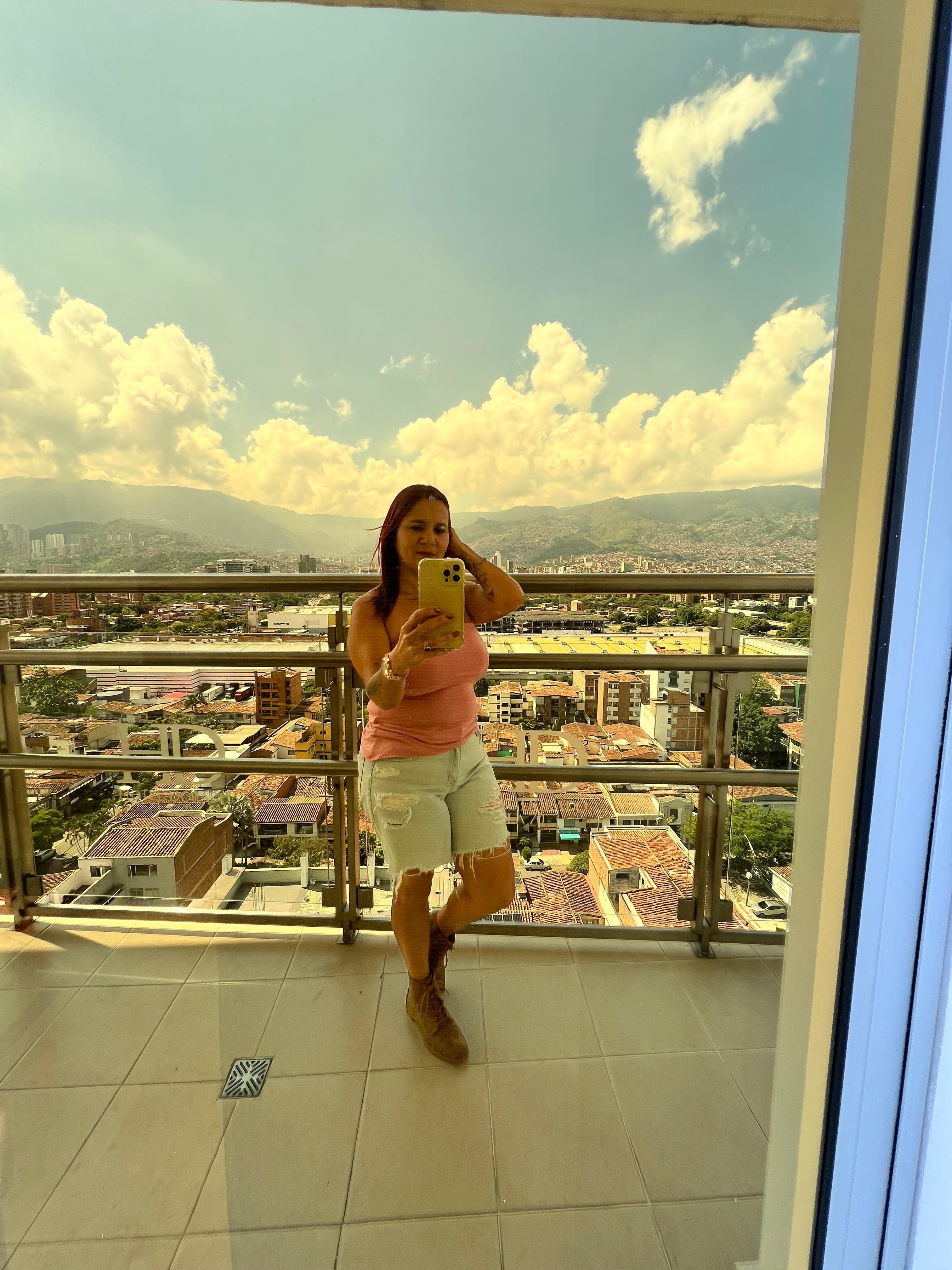 Con la ciudad de fondo 😍