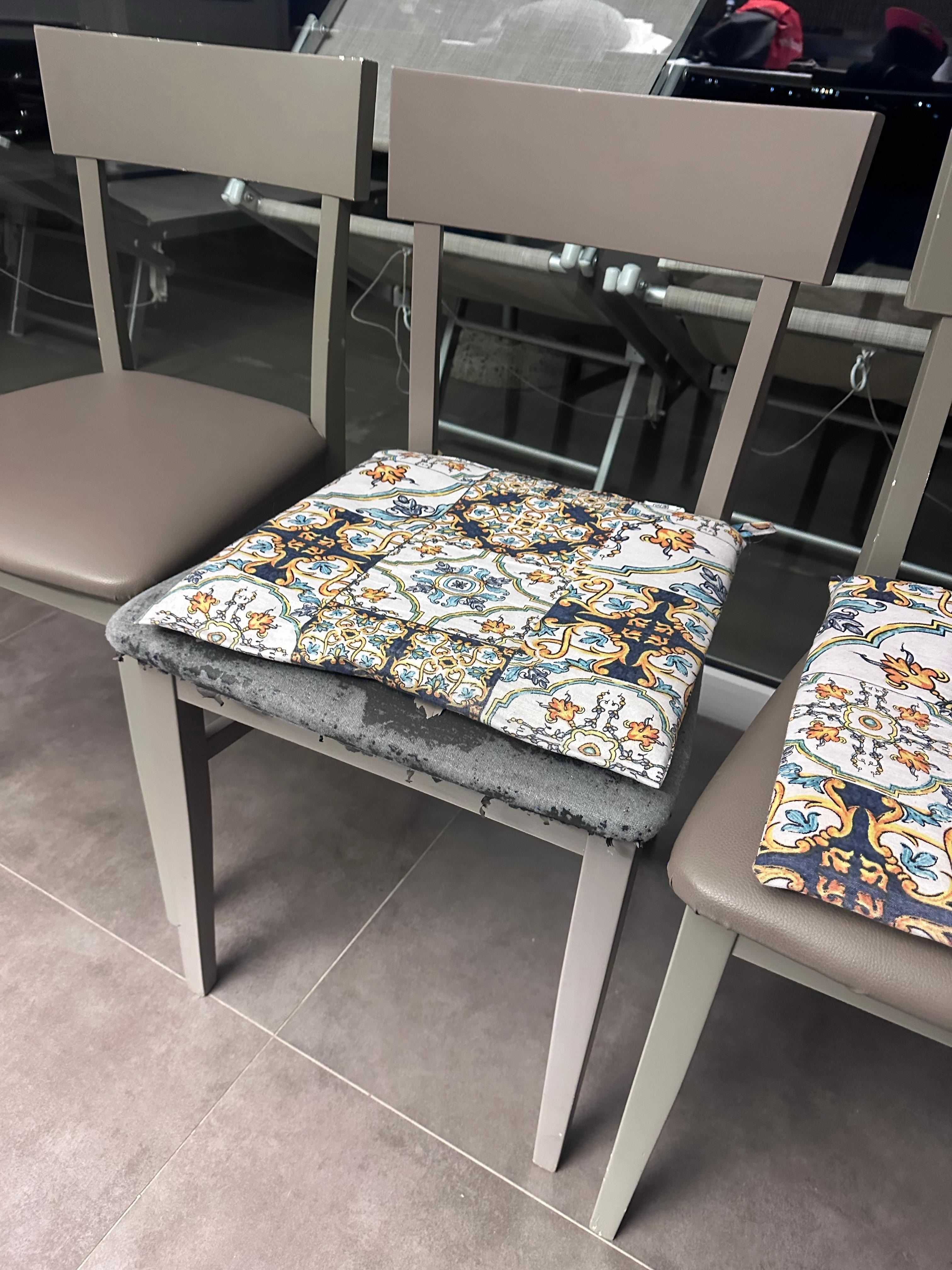 Ein Beispiel für die stark abgenutzten Stühle