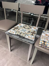 Ein Beispiel für die stark abgenutzten Stühle