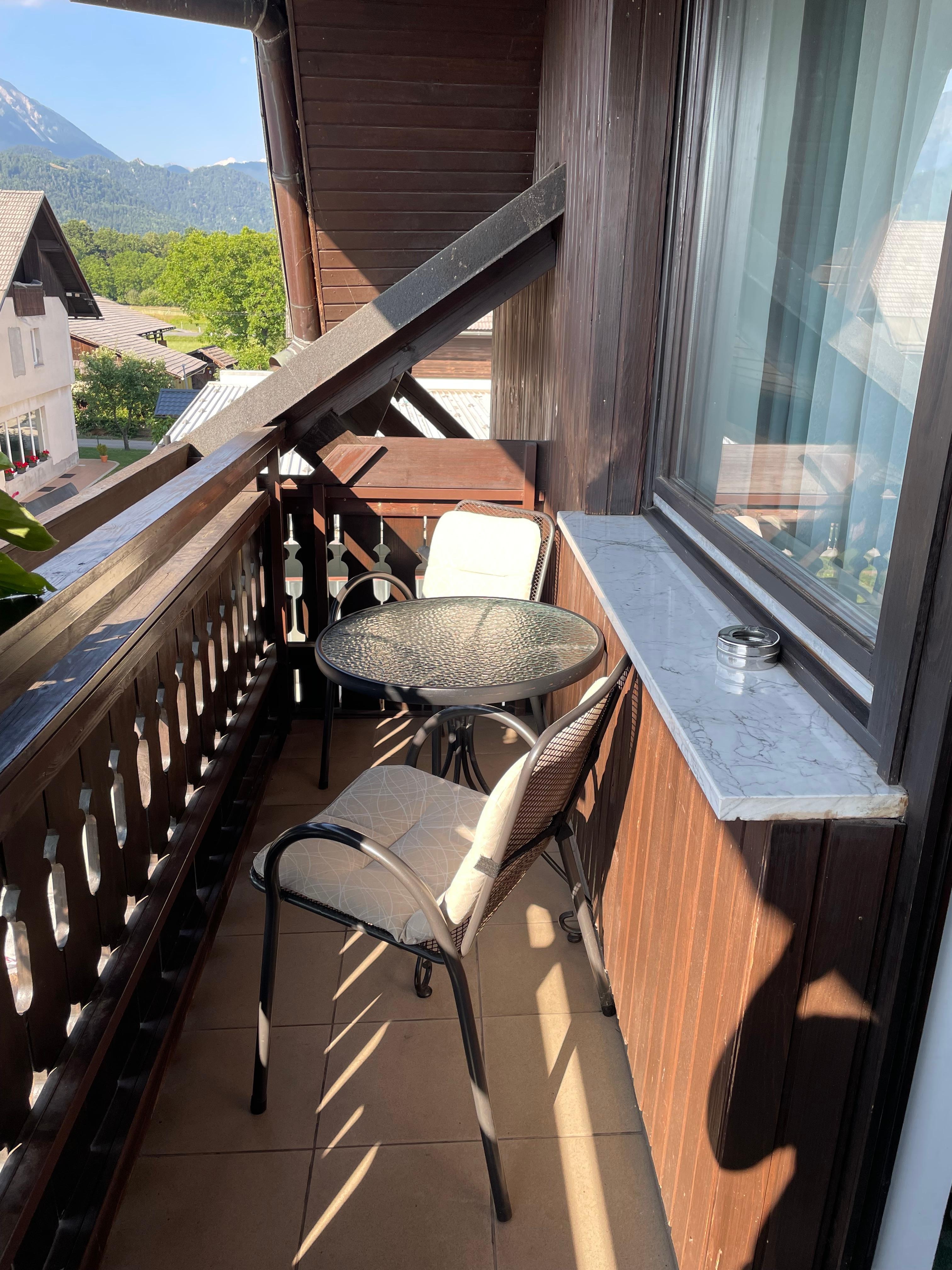 Le balcon. Trop collé au voisin et comme pas de climatisation, dormir fenêtre ouverte = dormir avec les bruits du voisin!