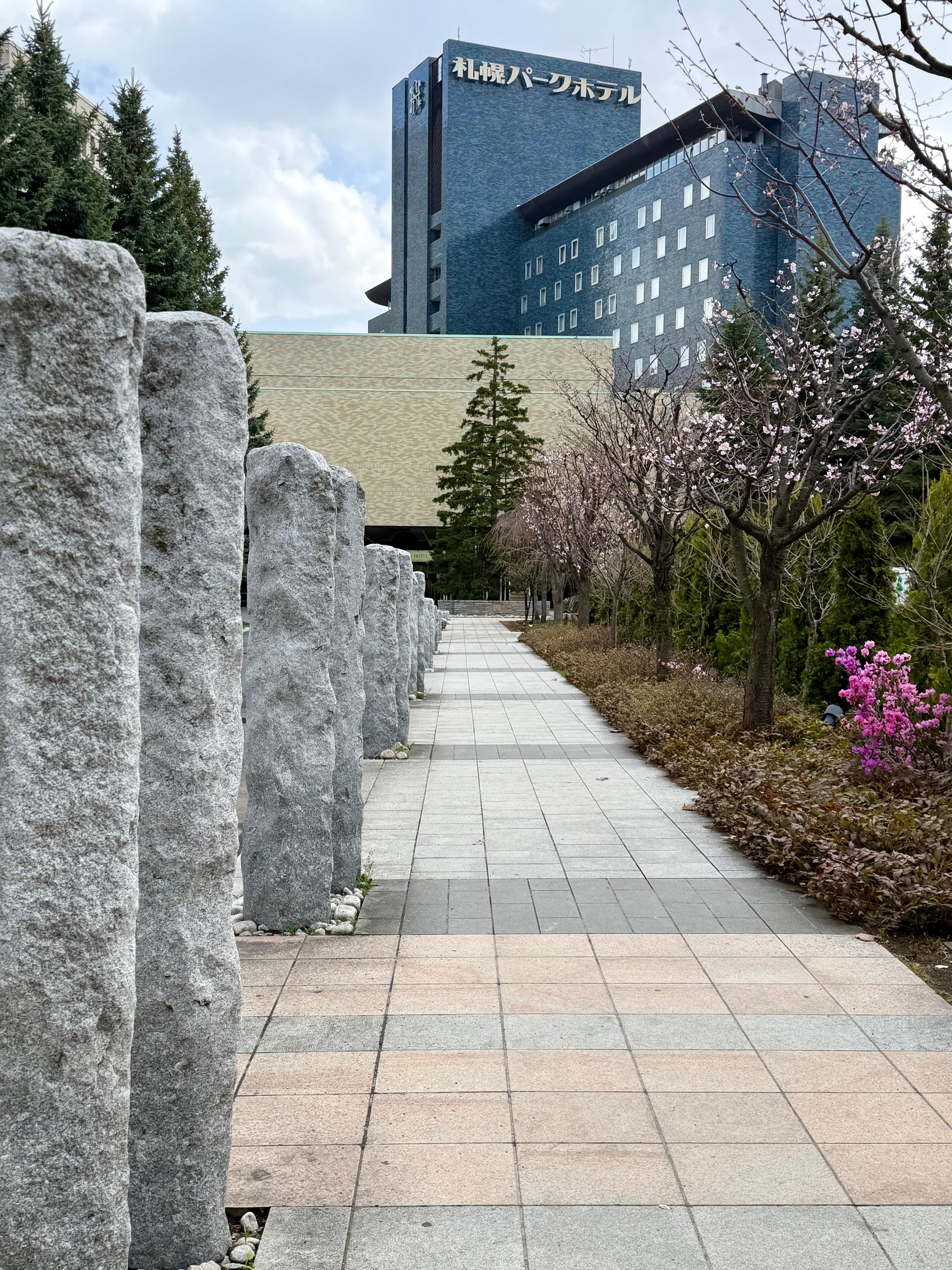 ホテル正面前方からの撮影です。