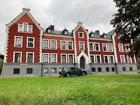 Ganska nyrappat och målat. Nya isolerglasfönstet på hela huset.