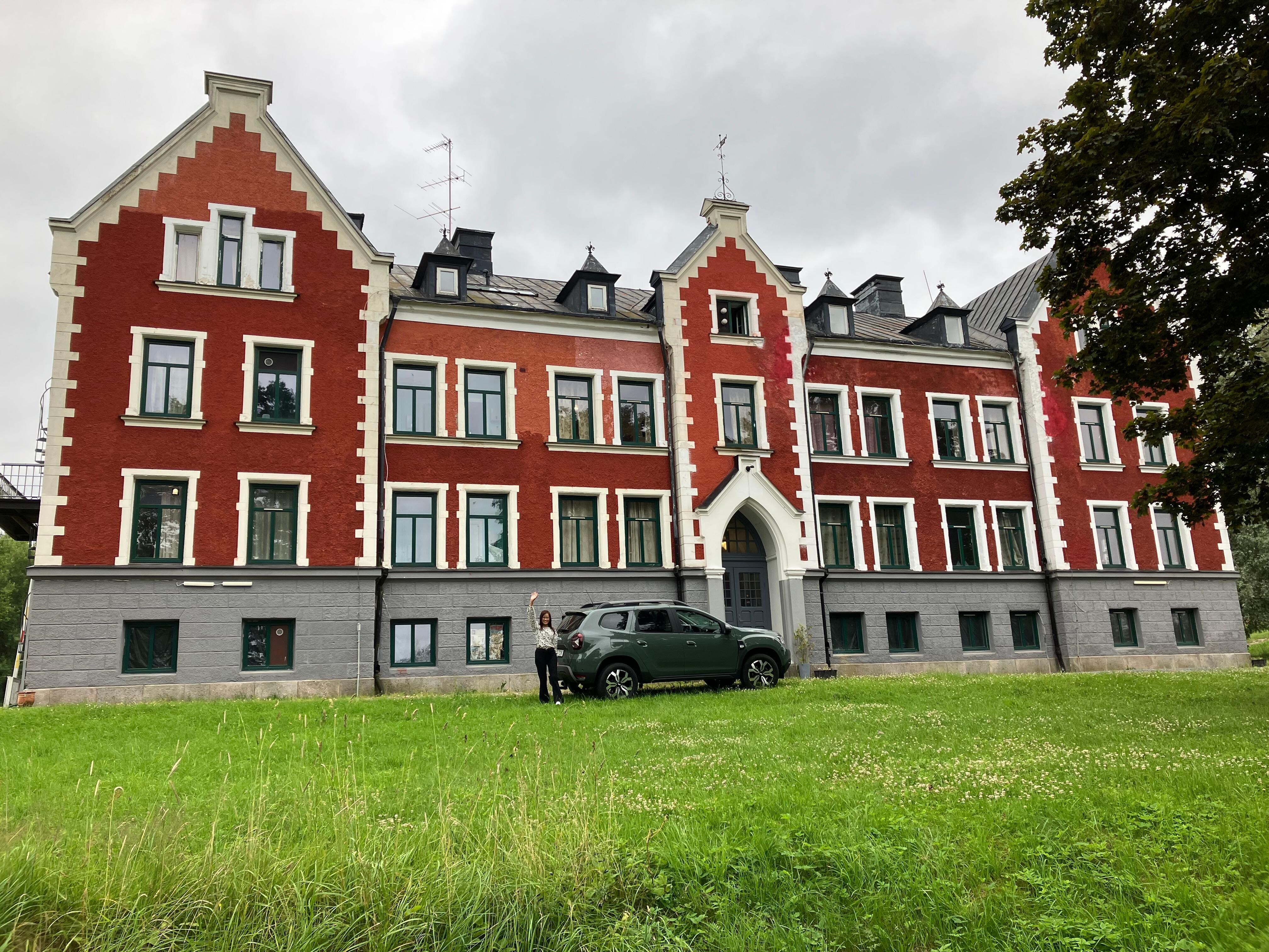 Ganska nyrappat och målat. Nya isolerglasfönstet på hela huset. 
