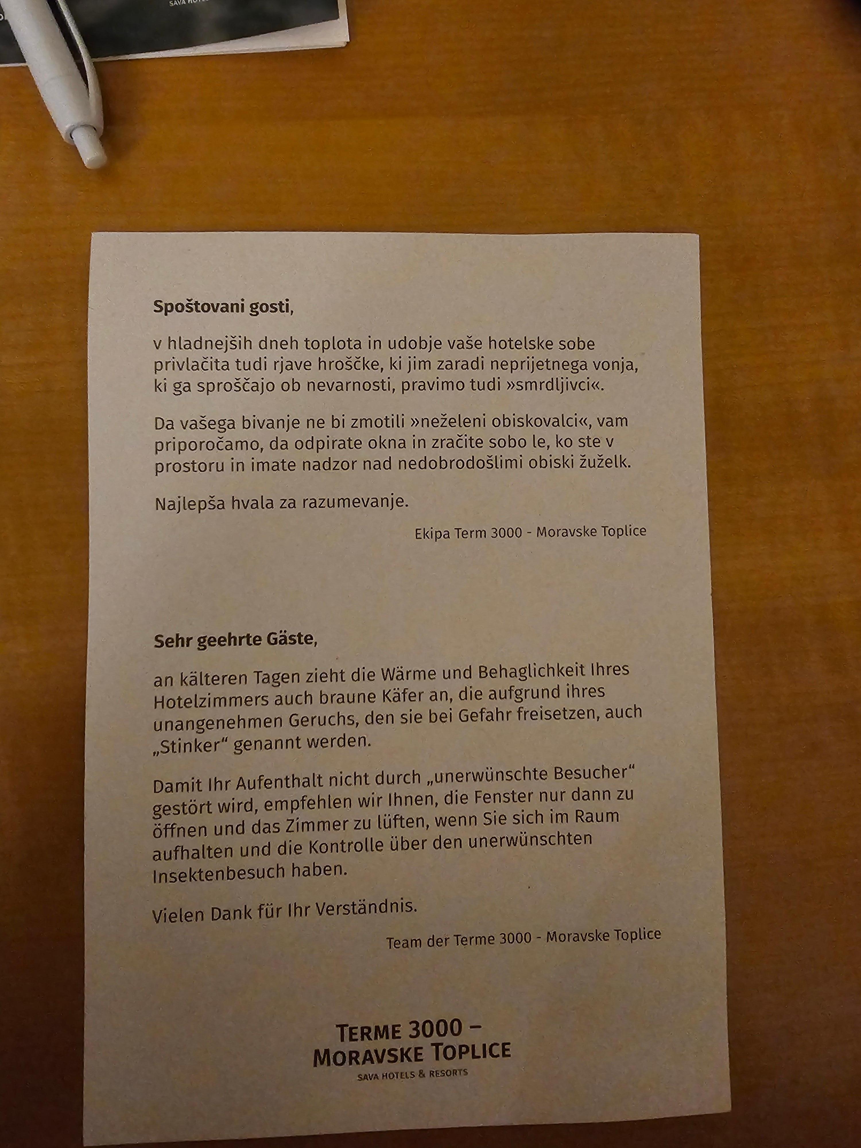 Man wird hingewiesen, dass man die Balkontüre nicht öffnen soll, da Mistkäfer ins Zimmer kommen. Kommen auch so in die Zimmer😉Es kommen auch Flanken mit dem Badewasser im Zimmer mit. Besser Zimmer mit Dusche nehmen. 