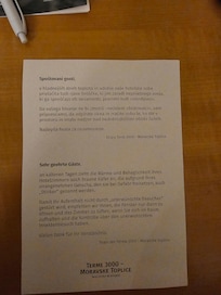 Man wird hingewiesen, dass man die Balkontüre nicht öffnen soll, da Mistkäfer ins Zimmer kommen. Kommen auch so in die Zimmer😉Es kommen auch Flanken mit dem Badewasser im Zimmer mit. Besser Zimmer mit Dusche nehmen.