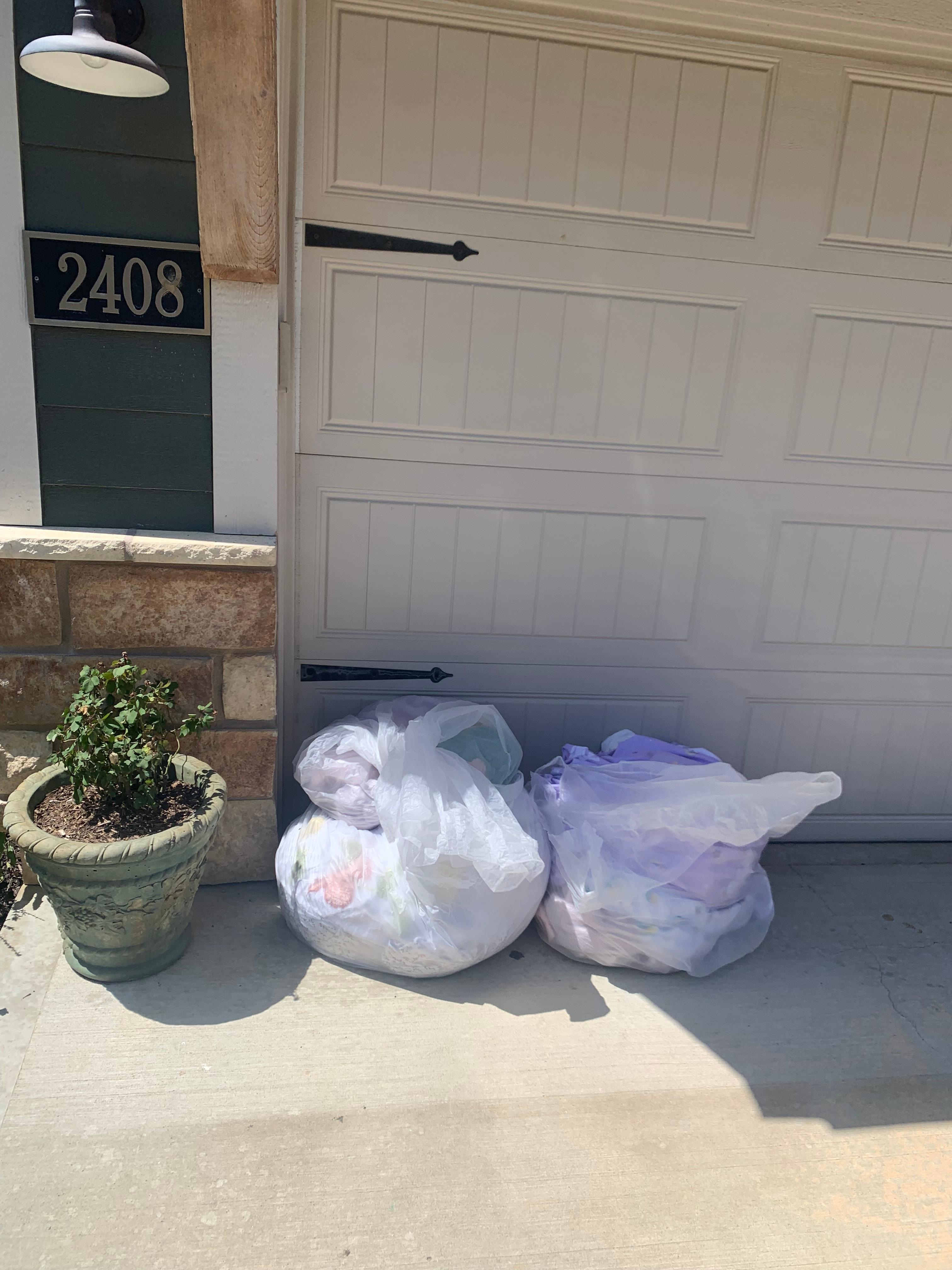 Trash/previous linens left in driveway our whole stay.