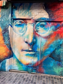 Matthew street. Plein de peintures originales