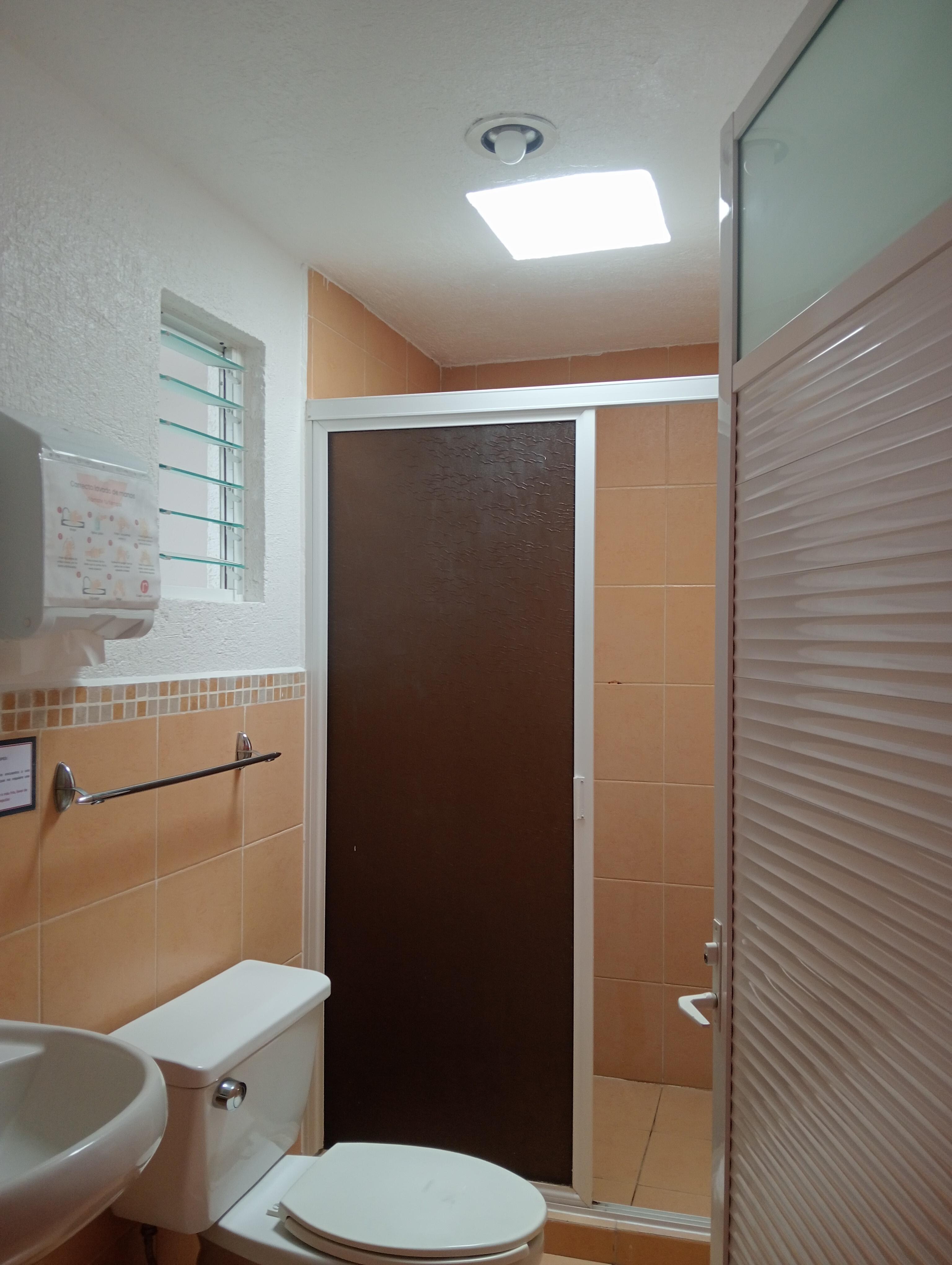 Baño sin toalla para manos o tapete.