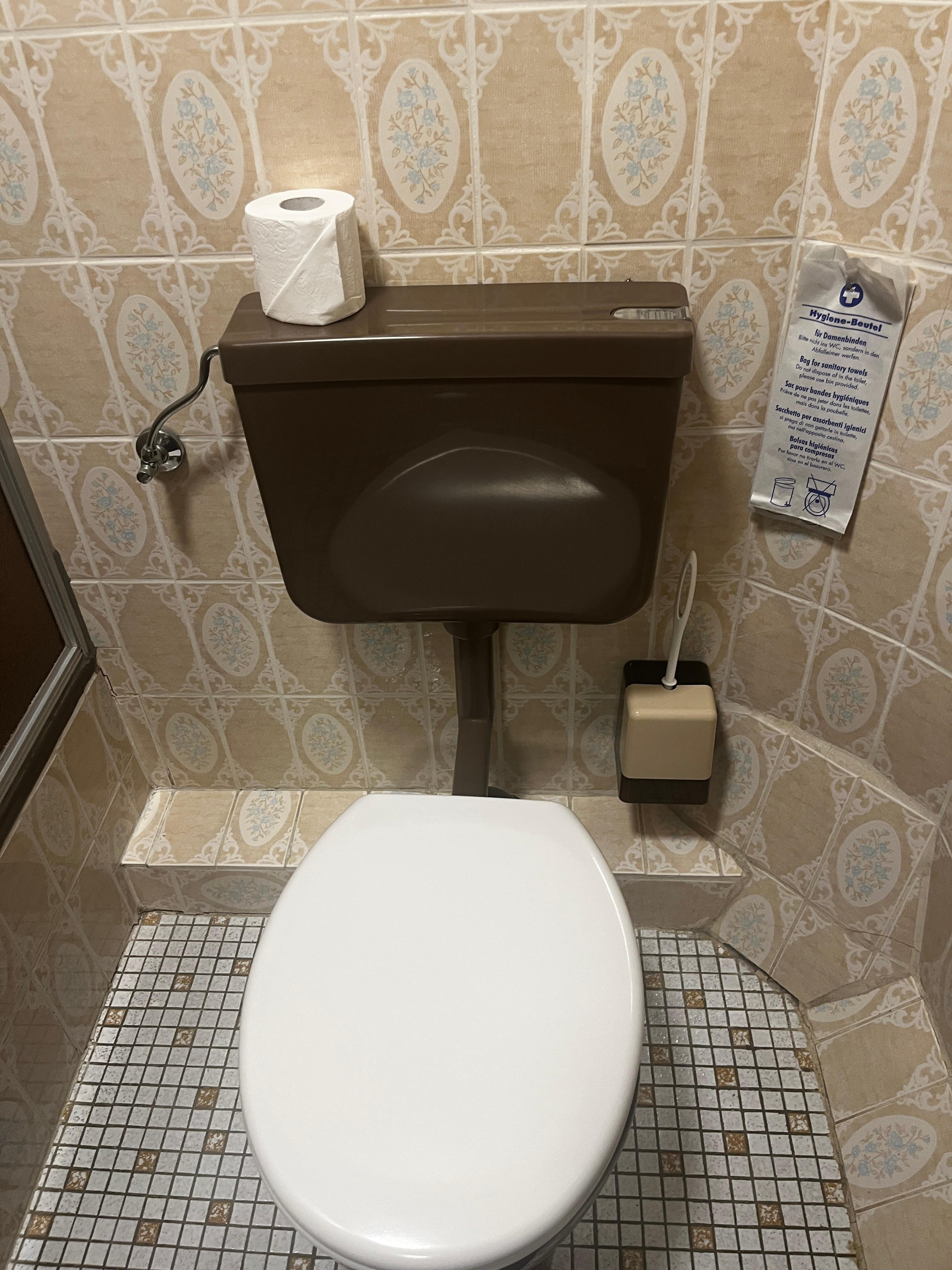 Ældre badeværelser og værelser, men pænt og rent