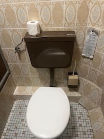 Ældre badeværelser og værelser, men pænt og rent