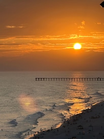 We saw some of the most beautiful sunsets each and every evening âŁïž