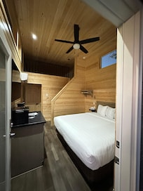 Quarto sem carpete, cama bem grande