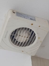 Suciedad en el extractor del baño
