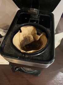 verschimmelten Kaffeefilter in der Kaffeemaschine