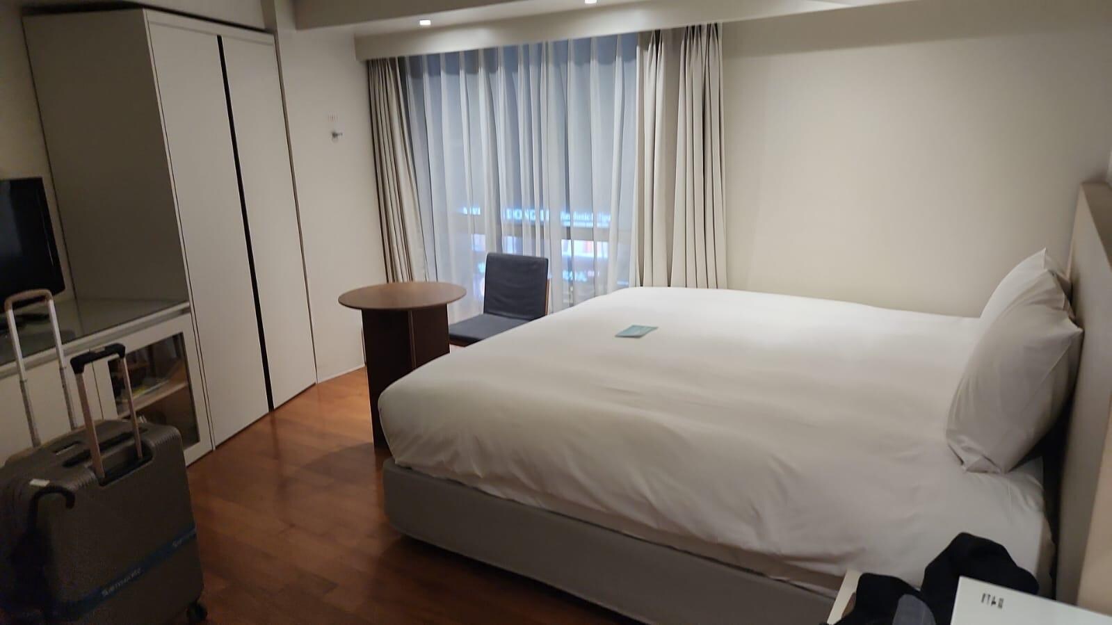 Room with street view
