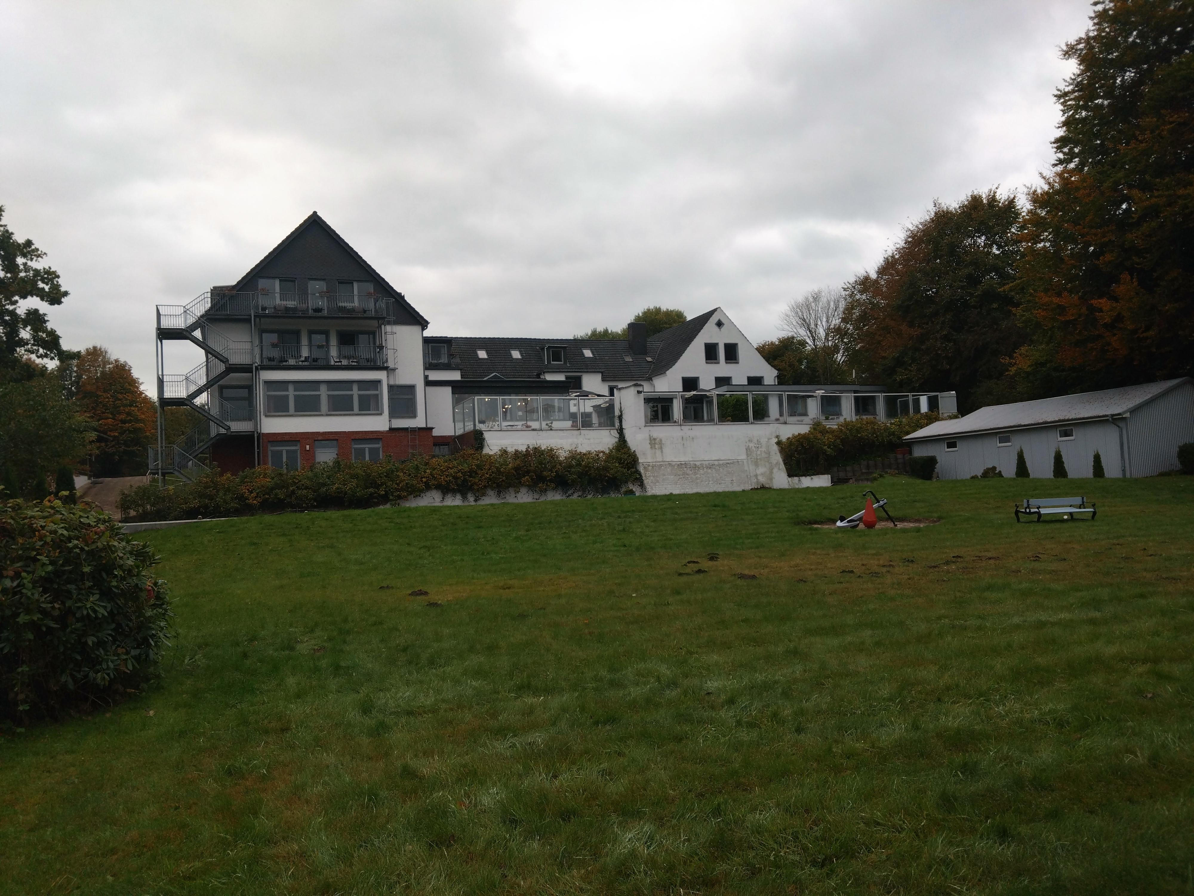 Von der Terrasse aus kann man den Ausblick auf einen kleinen, schönen See genießen! 