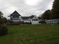 Von der Terrasse aus kann man den Ausblick auf einen kleinen, schönen See genießen!