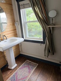 Hummingbird Suite Bathroom