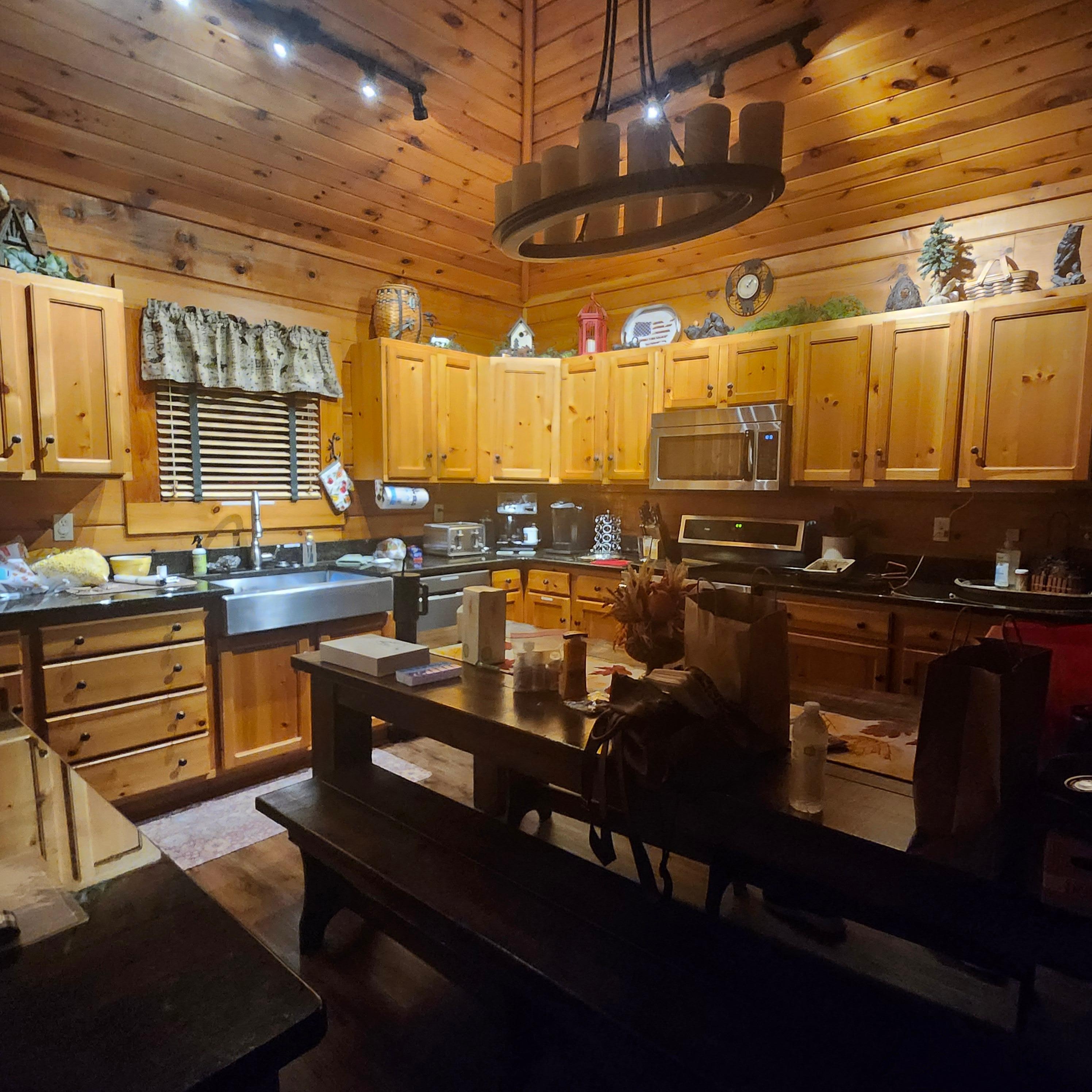 Wonderful kitchen that will seat 10 people. Tv in kitchen as well. 