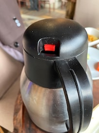 Kahvaltıda verilen kırık basacaklı termos