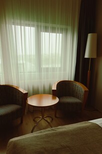 Ett par stoler og et lite bord.