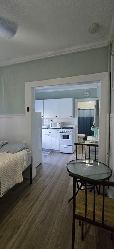 Dining & Kitchen Areas