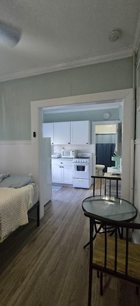 Dining & Kitchen Areas