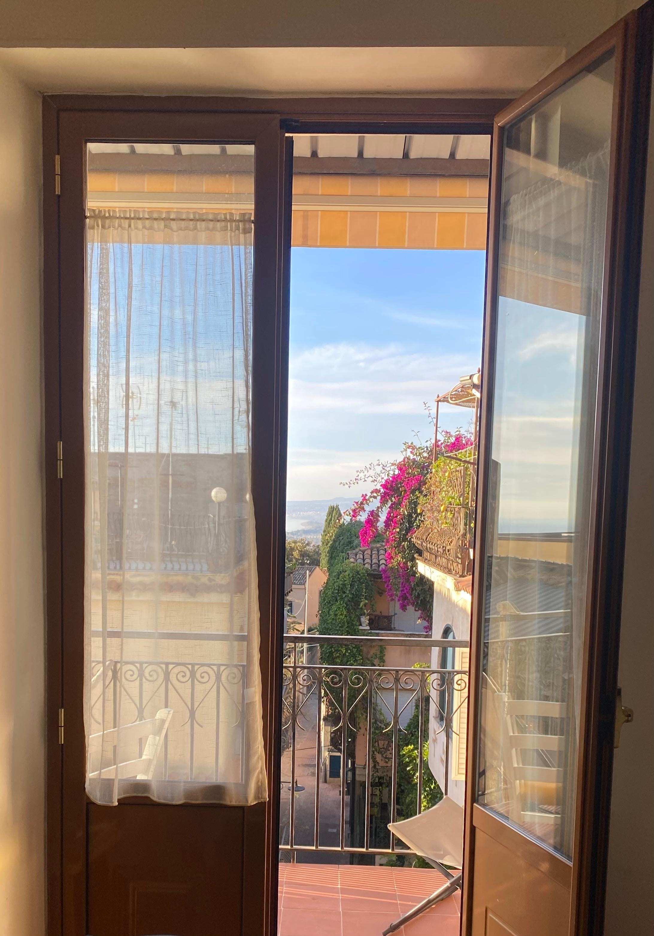 Ausblick von der Küche zum Balkon