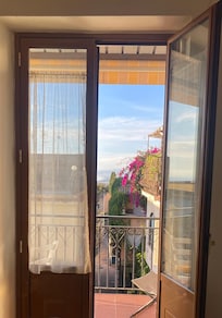 Ausblick von der Küche zum Balkon