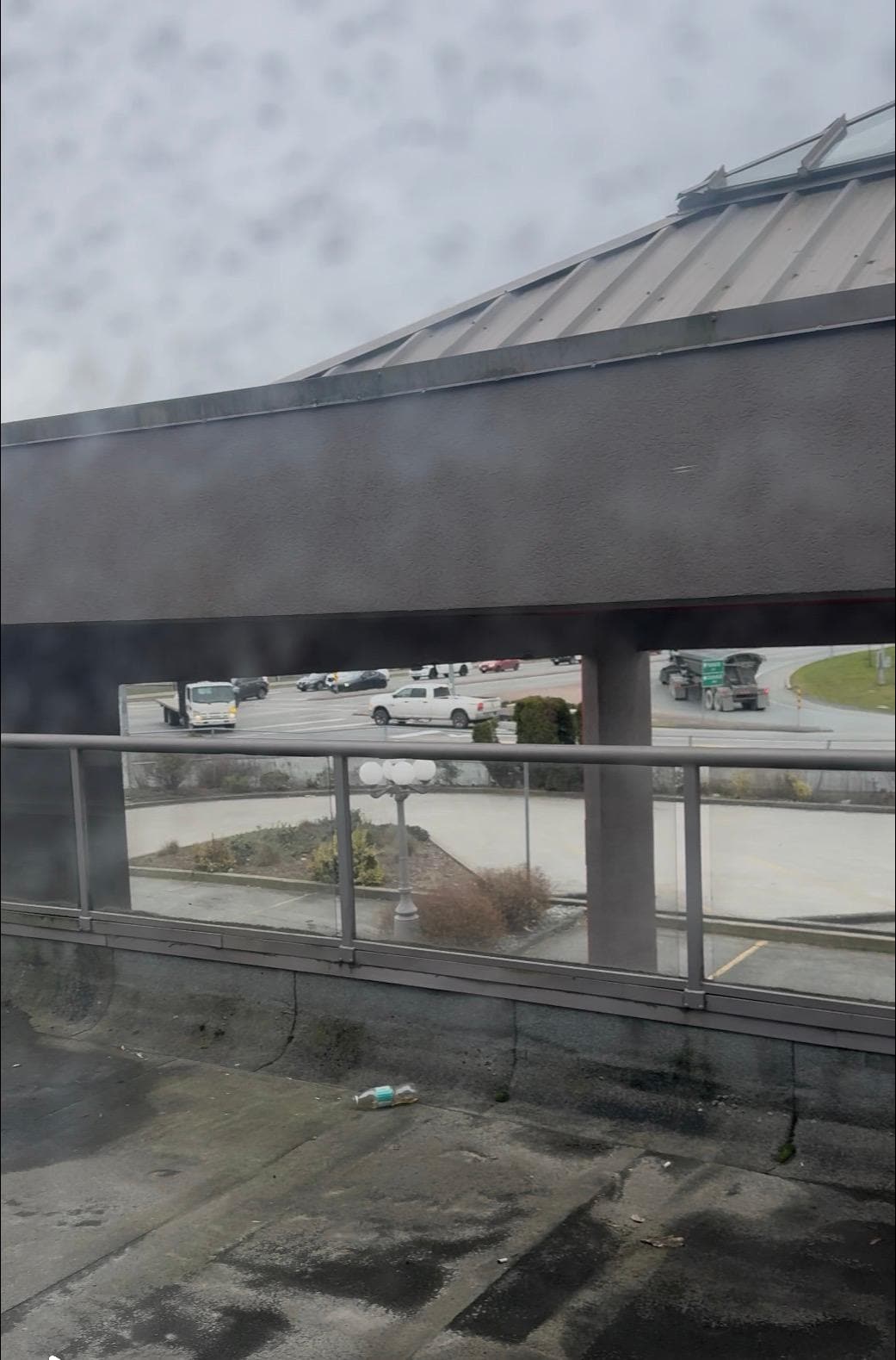 Looking at Off ramp.one direction only if going to leave. Hopefully lights green  when you leave to get in lane rather the exit back onto freeway 