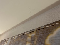 Spinnenweben über dem Bett