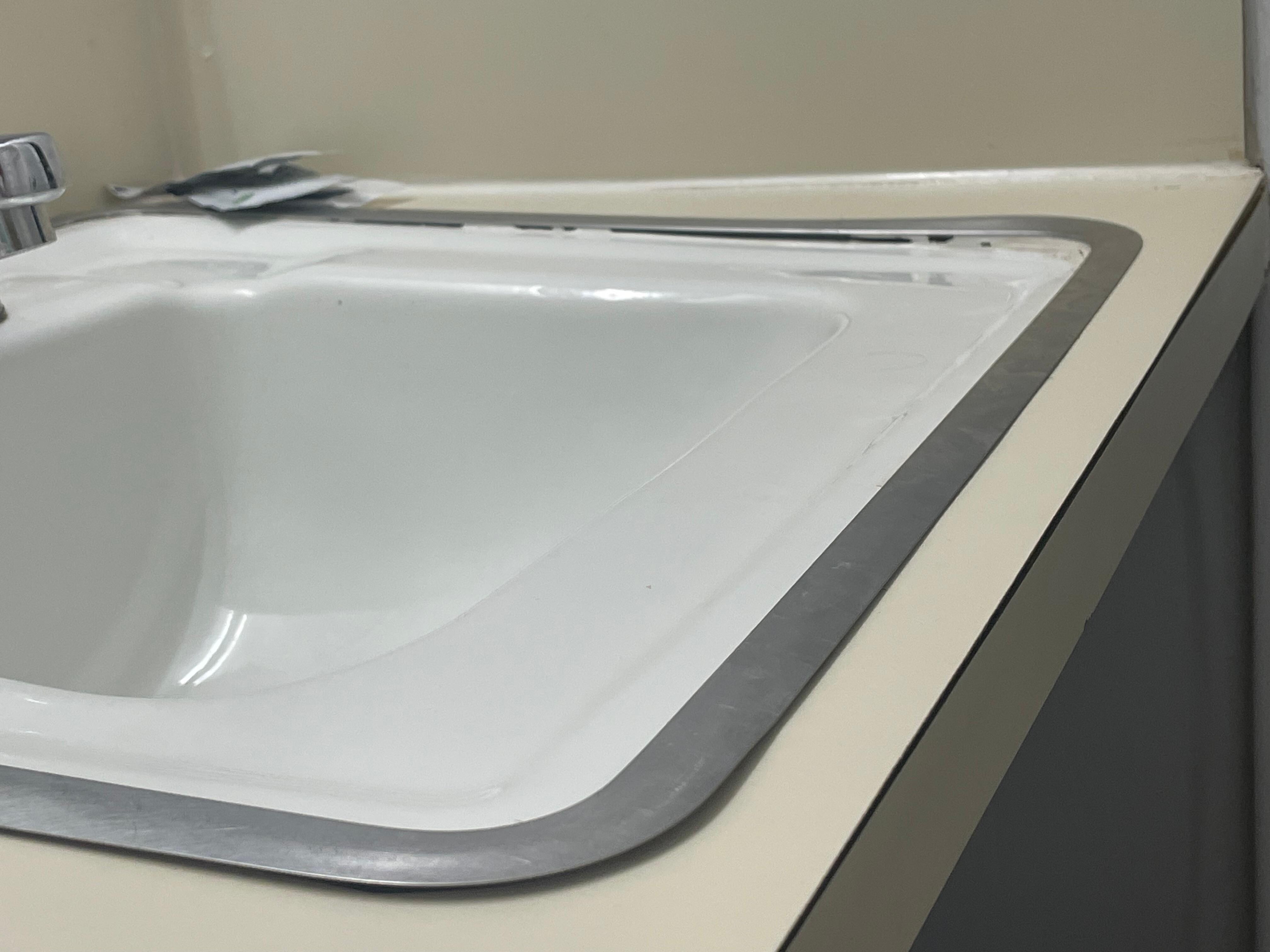 Sink/counter tilted