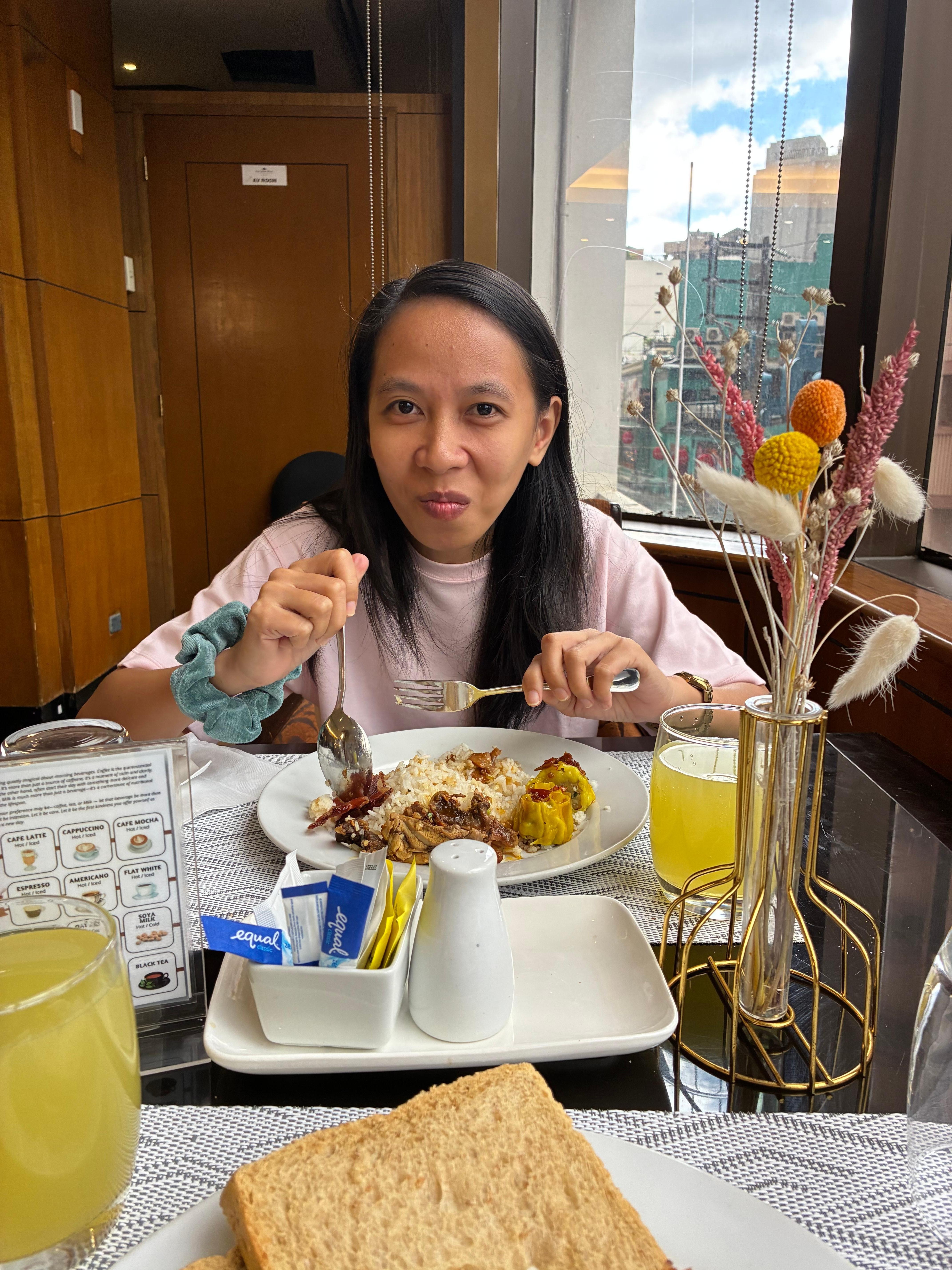 Enjoying the amazing breakfast with my amazing company.🥰