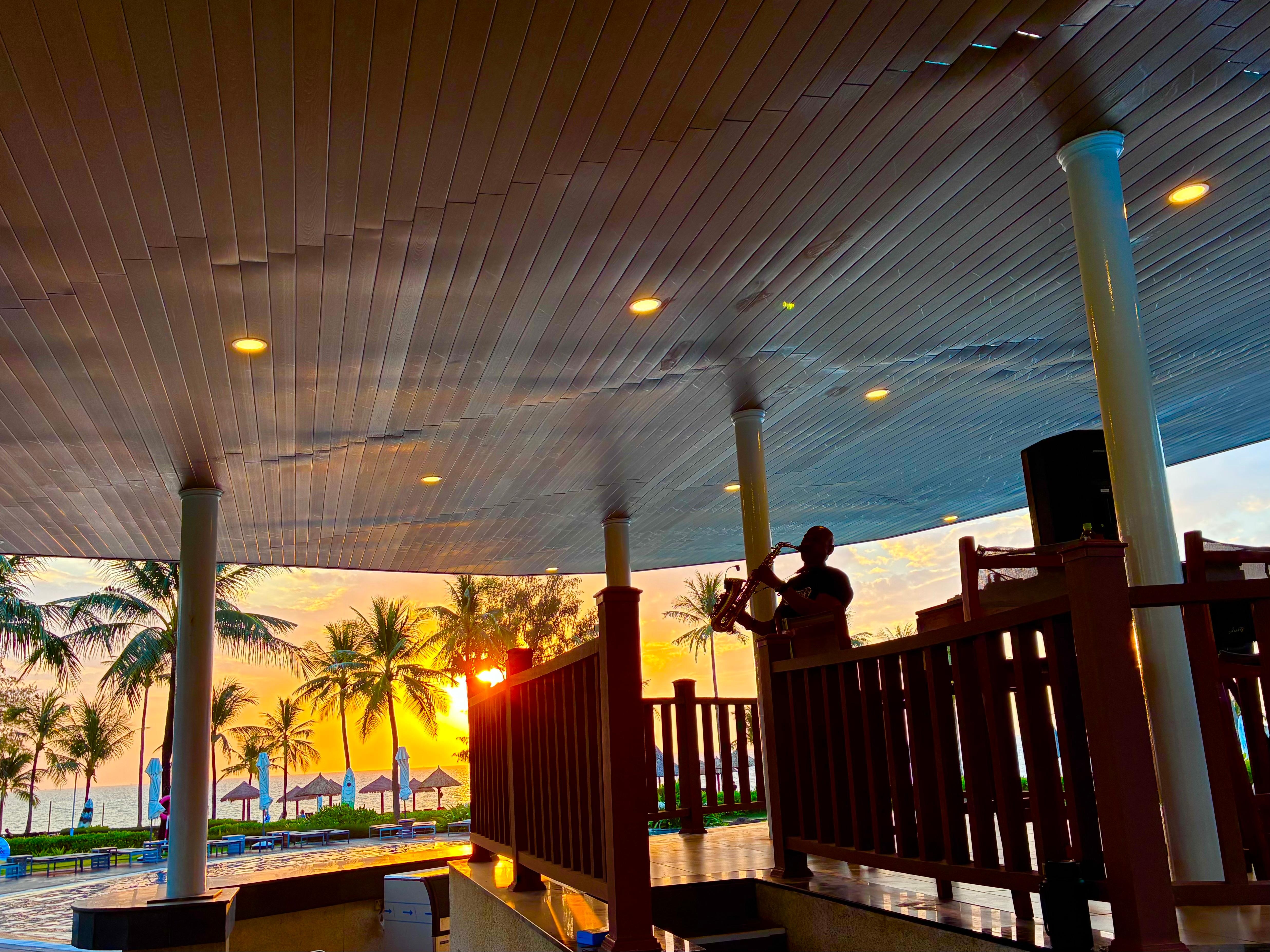 プールでサックスの生演奏がありました。