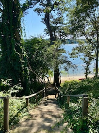 Uneven steps bring you to the beautiful beach. Watch your step!