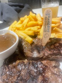 5 minute walk to the worst vegetarian restaurant in Australia. Brilliantl!!!
Also. New Woolworths and restaurants within 100m Worth the visit