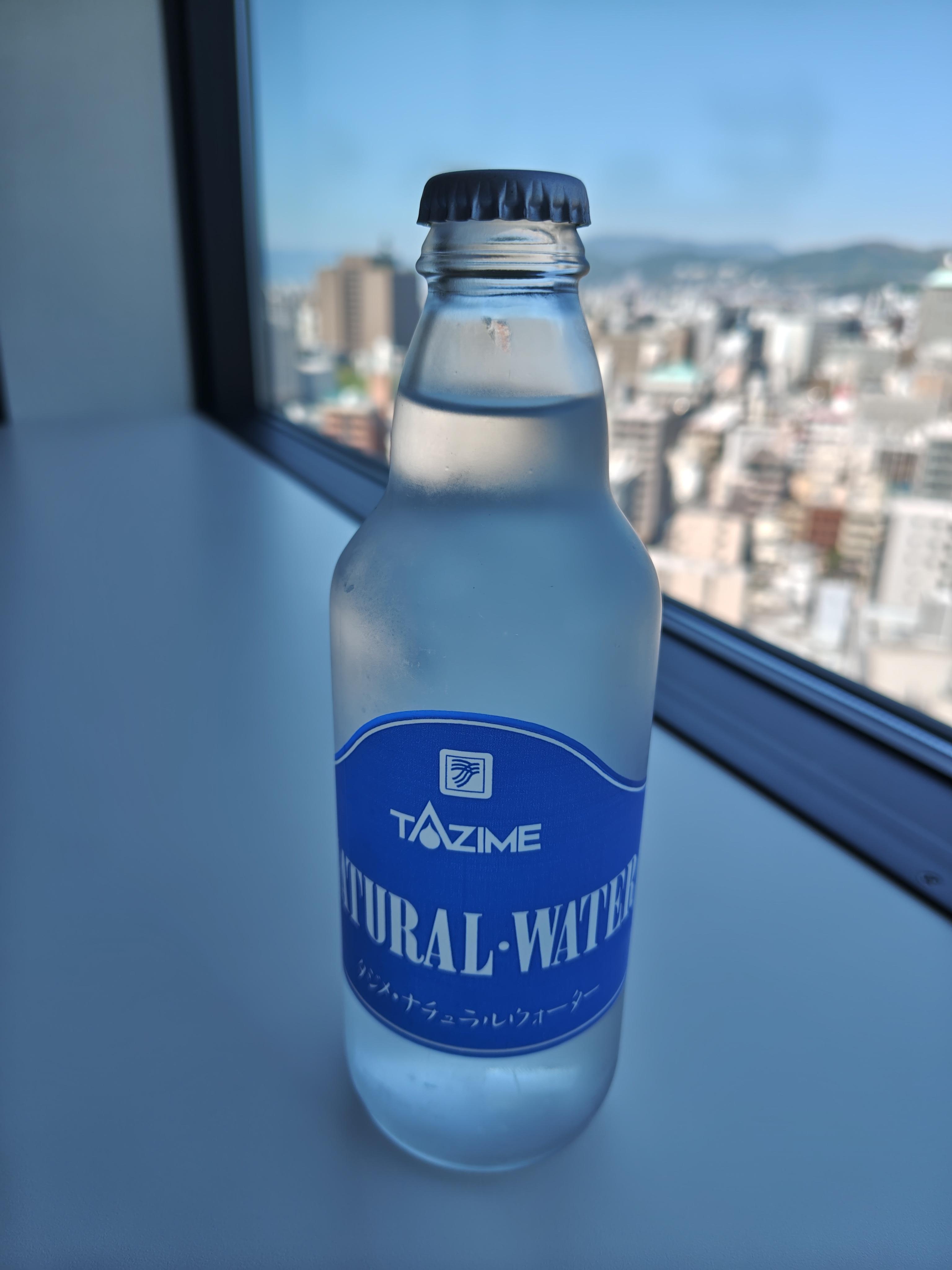 冷蔵庫に用意されたミネラルウォーターが瓶。
朝の散歩や観光に持って行けない。