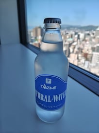 冷蔵庫に用意されたミネラルウォーターが瓶。
朝の散歩や観光に持って行けない。