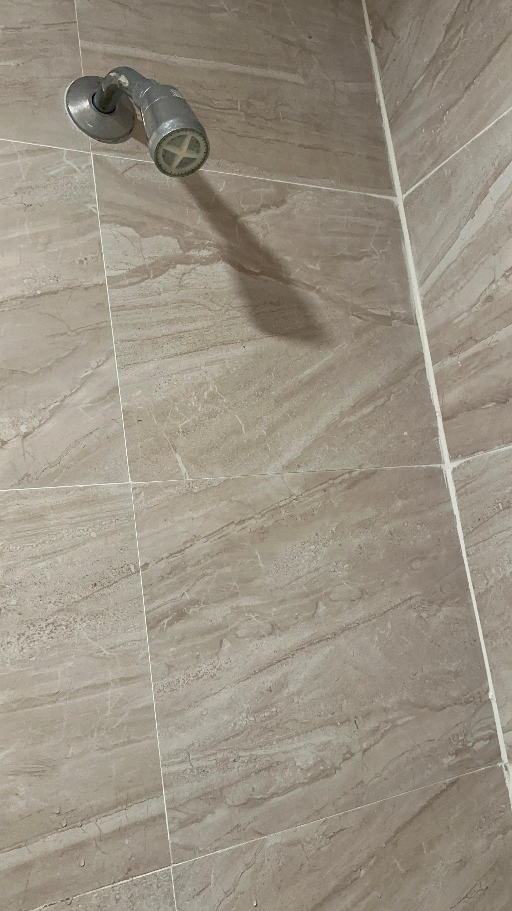 El agua liquiaba de la llave 