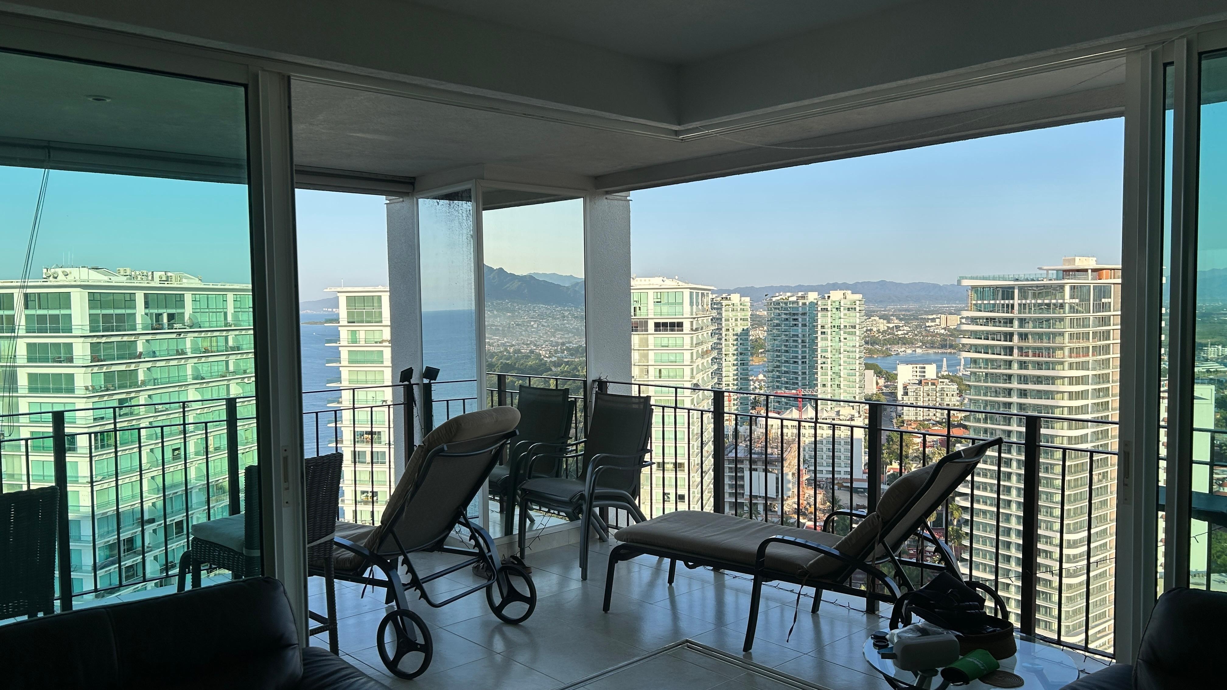 Main den panels pushed back to let in The Pacific!